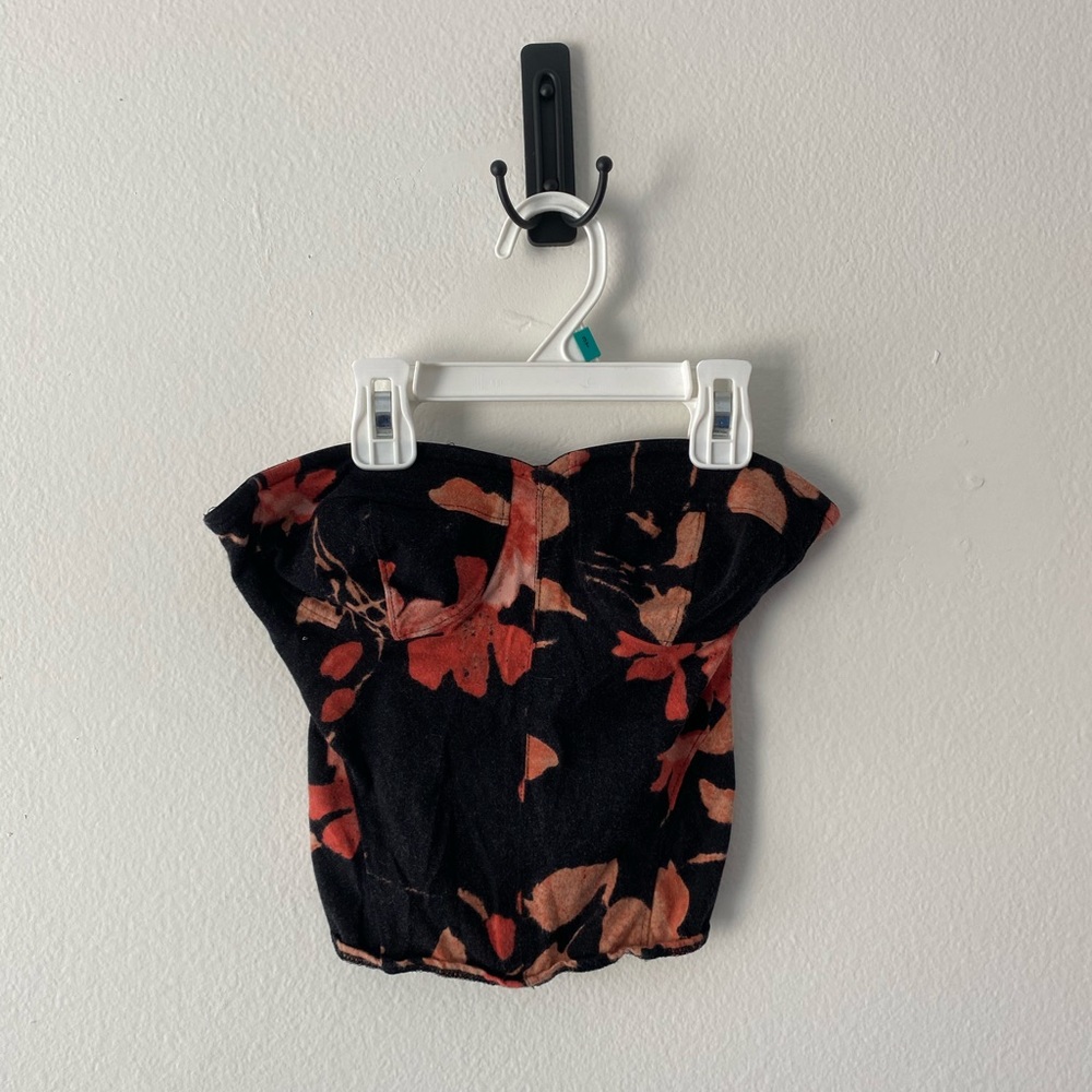 Strapless top with a floral pattern